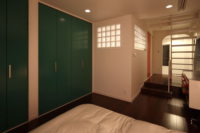 ガラスブロックから柔らかい光がこぼれる寝室。