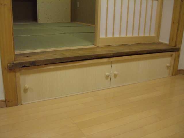 和室は隣接するリビングとあえて段差を付け、下を引き出し式の収納スペースに。