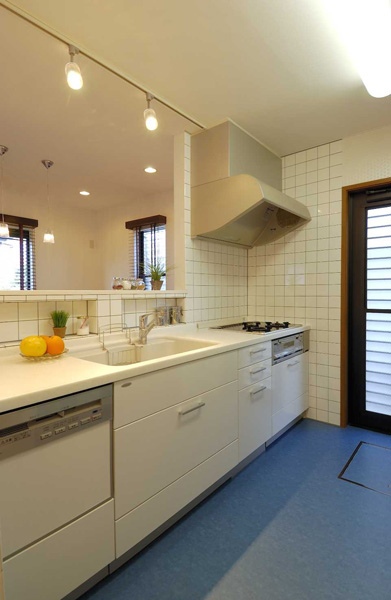 お気に入りだったヤマハのシステムキッチンを設置。白で清潔感あふれる空間に。