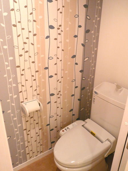 トイレにはアクセントとして、一面だけ個性的なデザインの壁紙を張った。