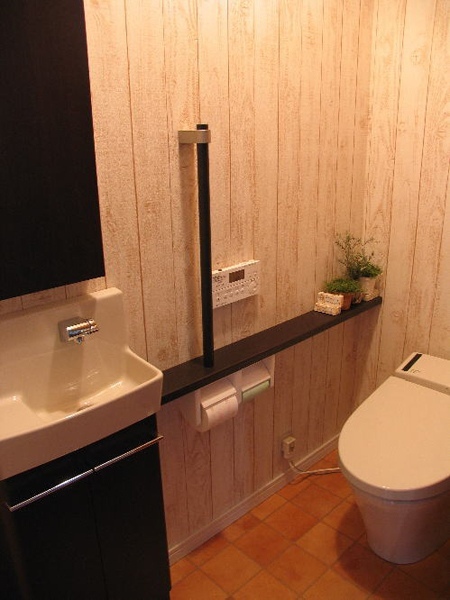床はタイル風 壁は木調の壁紙で トイレのリフォーム事例 リフォームo Uccino