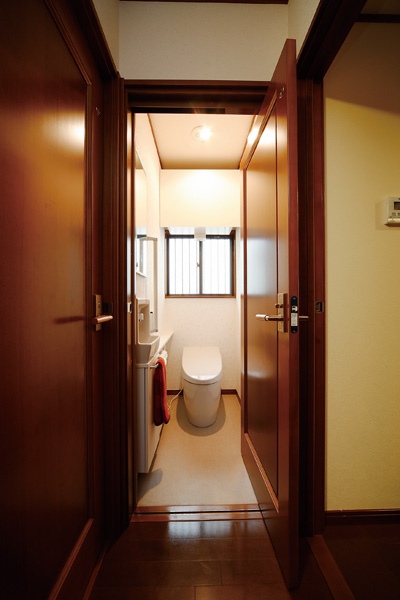 開けた時にスペースをとらないスイングドアをトイレやキッチン、洗面の入口に採用