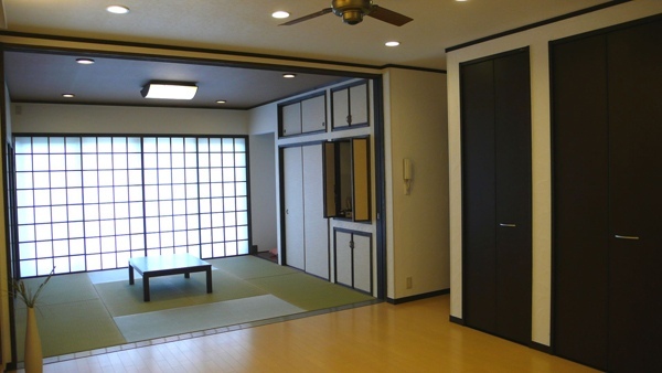 二間続きの和室はひとつ残し、一角を増築したダイニングキッチンとフラットに接続