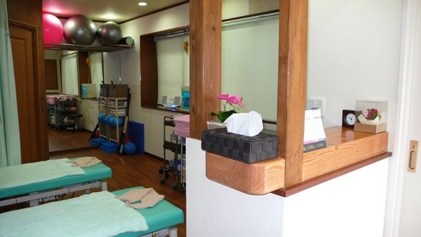  2つの部屋を1つにし、ゆとりあるリビングを創出。お子様が営む鍼灸院も併設した