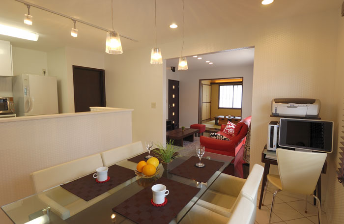 ダイニングテーブル・キッチン上の照明も素敵にコーディネイト。