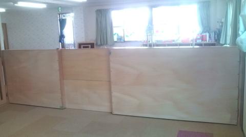 園内の広いお部屋を、用途によって分けるための間仕切り壁を作りました。