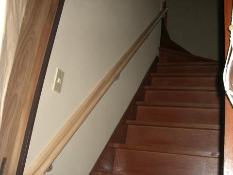 階段にも手摺を設置。移動の手助けとなります。