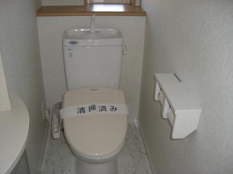 汚れの目立ったトイレもクリーニングでこのとおりスッキリ。