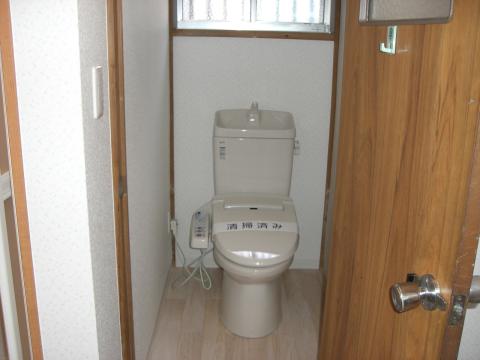 トイレの全面リニューアルで、和式トイレを洋式トイレに変更しました。