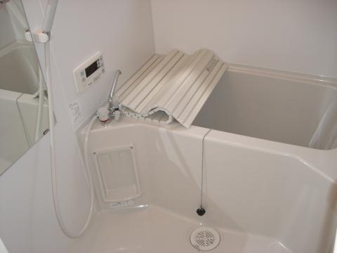 浴室は在来工法の昔ながらのものから、最新式のユニットバスに変更しました。 
