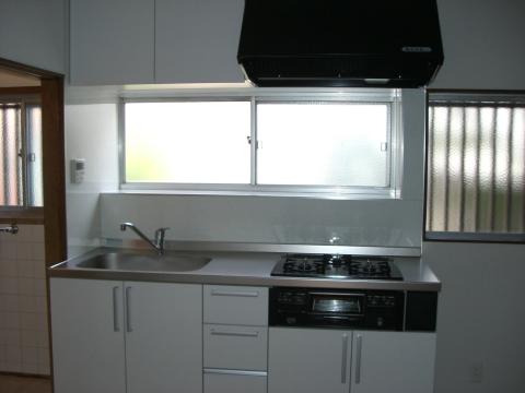 最新モデルのシステムキッチンに交換しました。