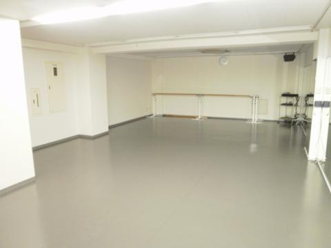 何もなかった地下のフロアがダンス教室に大変身。