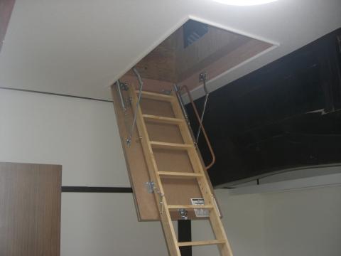 屋根裏にロフト収納を作りました