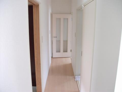 廊下と居室の間のドアは白を基調としたシンプルなものに変更。