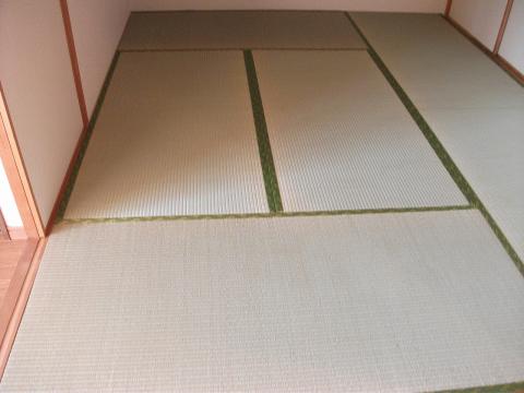 畳の表替えと襖の張り替えを行いました。 