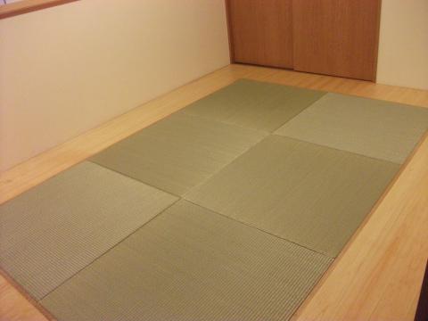 正方形の縁なし畳でスタイリッシュな和モダン空間を演出。