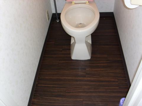 汚れていたトイレの床材を変更