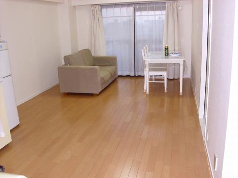 リビングを狭く感じさせていた間仕切りを撤去して、広いLDKを実現しました。