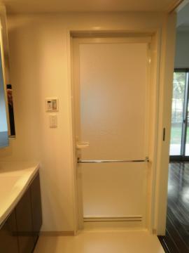浴室入口ドアのアクリル樹脂板を交換