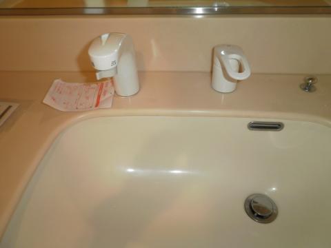 洗面所の洗濯機水栓と洗面台の蛇口を交換しました。