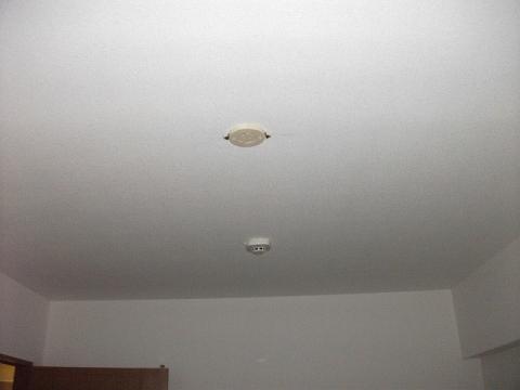空室となったマンション室内の天井・壁のクロスを全面張替えしました。