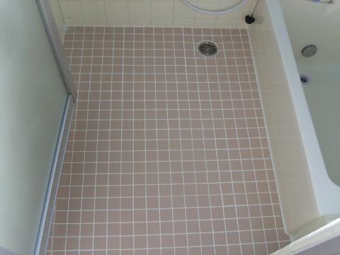 古い浴槽を交換して、シャワー水栓や給湯器も交換。床タイルも張り替えました。 