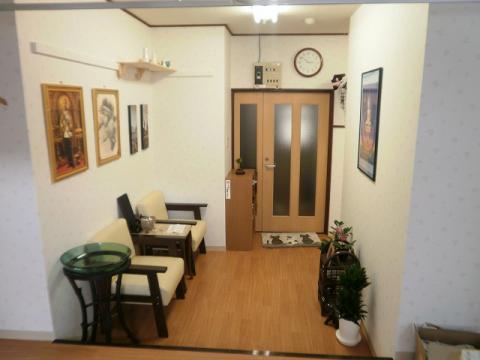 ドアをはじめとした建具の交換で温かみのある店舗スペースへと一新