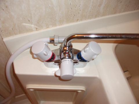 古くなっていたバスルームの水栓を交換しました。