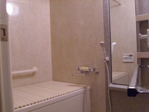 浴槽を新しい物に交換した上で、鏡・シャワー水栓を取り替えました。