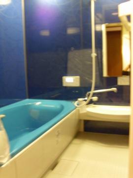 バスルームはブルーを基調とした素敵な空間に変わりました。