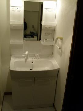 バスルームの拡大に伴い、洗面化粧台をコンパクトなものに変更。