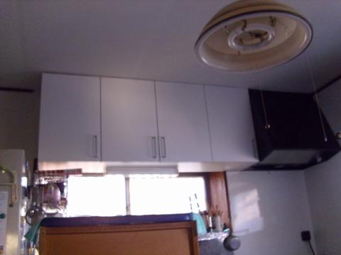愛着のある使い慣れたキッチンはそのままに、吊り戸棚とレンジフードを交換。