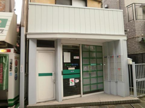 老朽化が進んでいた店舗上部のサイディングを張り替えました。