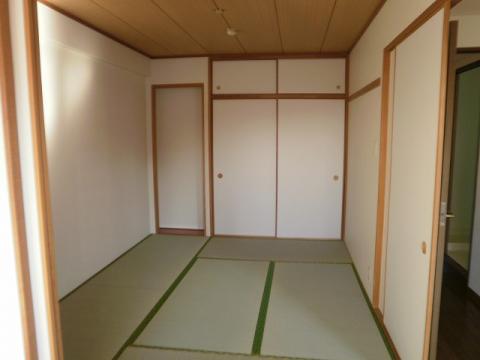 和室では畳・襖などの張り替えを行い、癒しの空間が誕生しました。