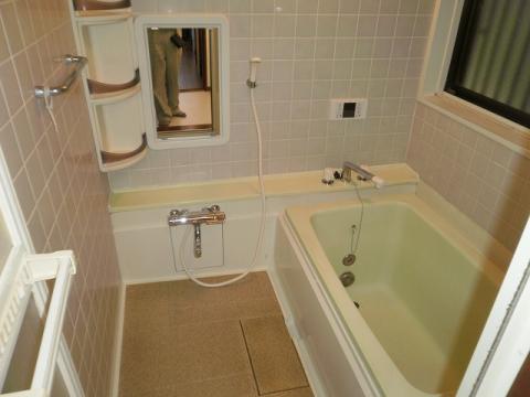 汚れ・痛みの著しかった浴室のシャワー・鏡を交換。