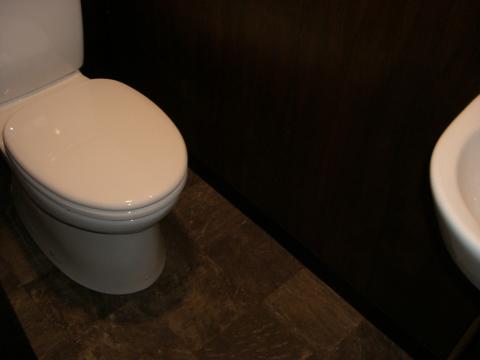 壁紙・床材の変更で、高級感あるトイレに一新しました。