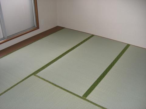 和室では畳の張り替えを行いました。清潔感ある和室へ生まれ変わりました。