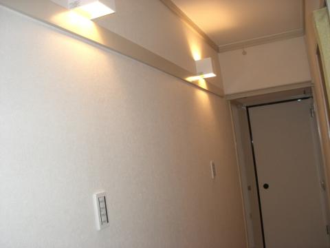 廊下の照明の取り換えを行いました。照明の数も増やして、明るさをアップしました。