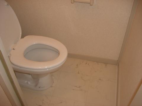 古くなったトイレの便器・クロス・床すべてを取り換えました。 