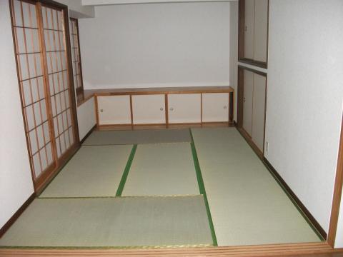 和室では畳表替え・襖の張り替え・障子の張り替えを行い、清潔感を取り戻しました。
