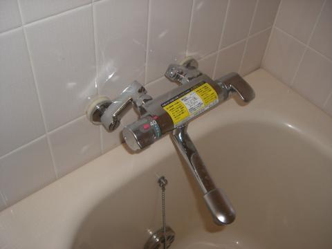 バスルームでは古くなった水栓を交換しました。