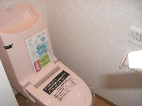 トイレの設備をすべて交換。新しい便器で快適性がアップしました。