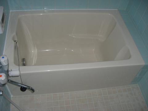浴槽を広いものに替え、シャワー水栓を交換。