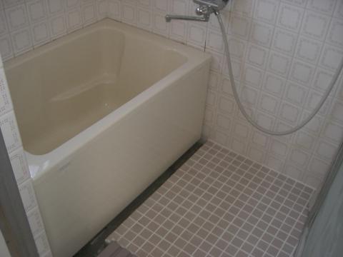バスルームでは浴槽と床タイルを交換しました。浴槽はＩＮＡＸ製に変更しました。