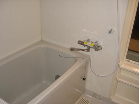 浴室のシャワーはサーモ付きの便利なタイプに交換しました。 