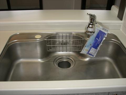 キッチンのの古い水栓は浄水器付き水栓に交換。綺麗な水を料理に使えると好評です。