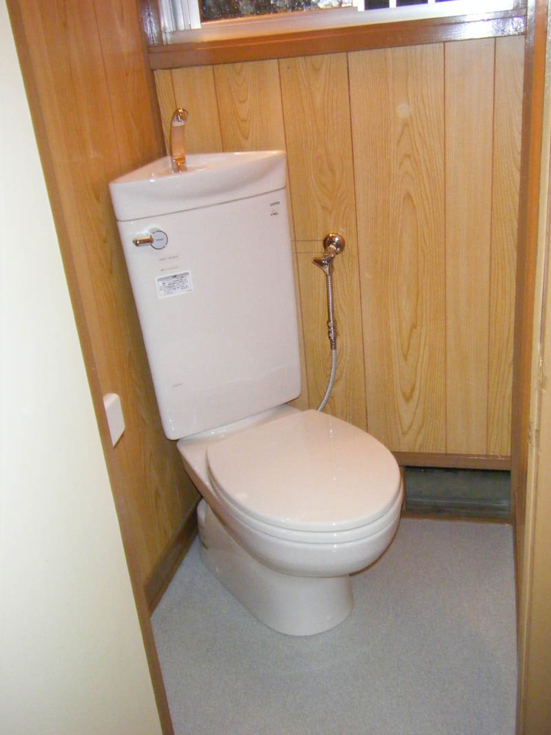 和式トイレの空間はそのままに洋式便器へ交換しました