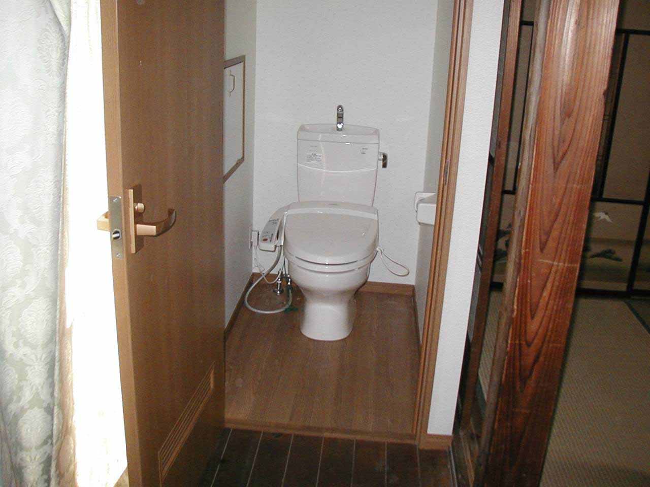 有効活用出来ていなかった廊下部分にトイレを新設しました。 