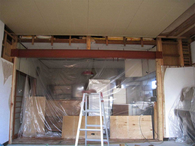 壁の解体で、応接間とキッチンがひと続きに