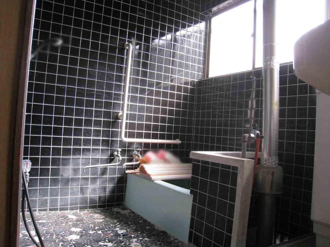 タイルの浮きが発生していました